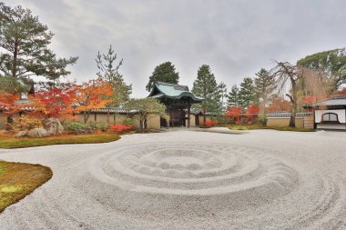 bir Chion o Zen Bahçe kapısında