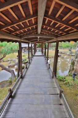 bir Chion o Zen Bahçe kapısında