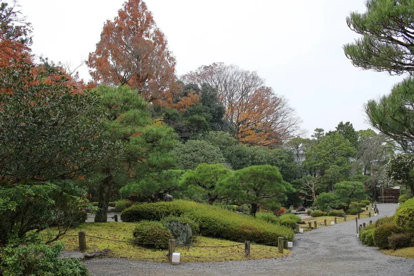 Jardim Zen com Lagoa, Pedras, Cascalho e Musgo — Fotografia de Stock