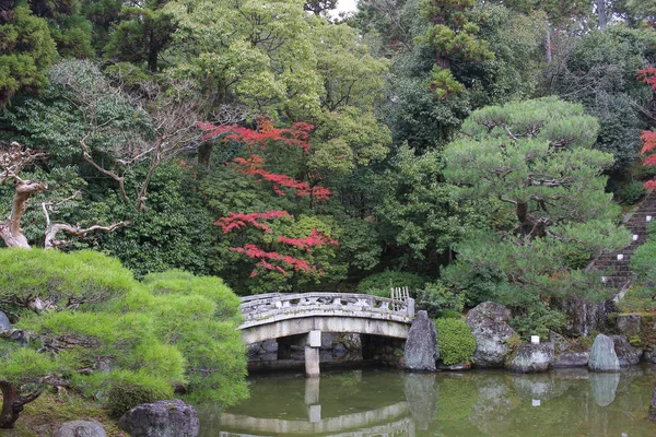 Jardin zen avec étang, rochers, gravier et mousse — Photo