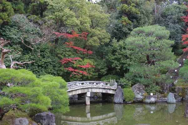 Zen-Garten mit Teich, Steinen, Kies und Moos — Stockfoto