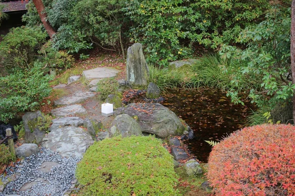 Jardín Zen con estanque, rocas, grava y musgo — Foto de Stock