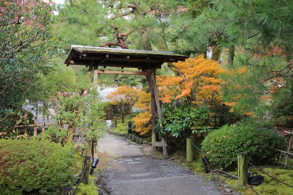 Giardino zen con stagno, rocce, ghiaia e muschio — Foto Stock