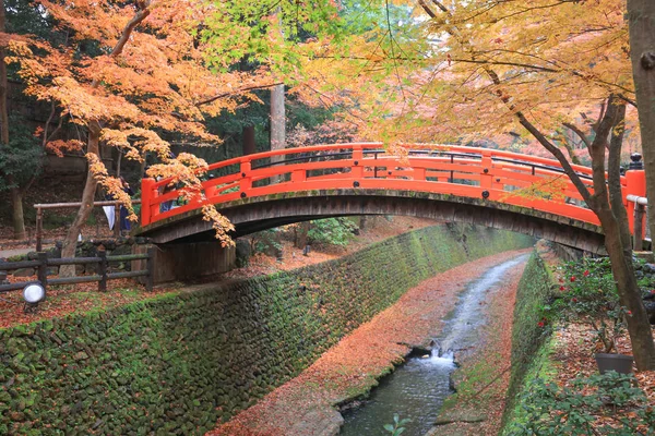 赤い橋と北野北野天満宮 — ストック写真