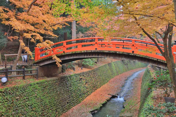 赤い橋と北野北野天満宮 — ストック写真