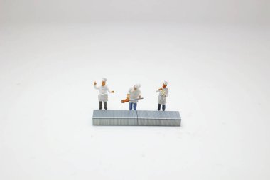 Aralık tarafından ayakta şefler figürü