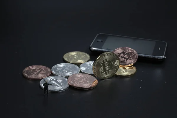 Figuur Politie Vangen Hacker Met Bitcoins — Stockfoto