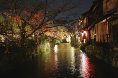 sonbahar gece manzaraya, Gion Shirakawa