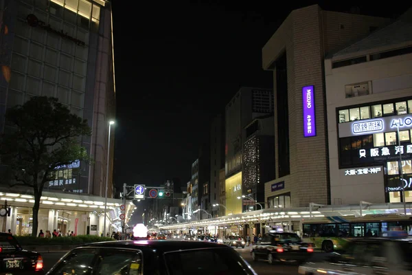 Ludzie chodzą w centrum ulicy Kioto, Japonia. — Zdjęcie stockowe