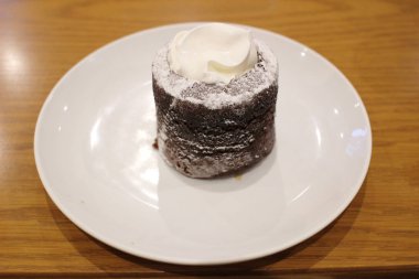 zengin nemli şeytanın yiyecek çikolata kek