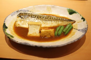 Ahşap masa, yemek, haşlanmış uskumru