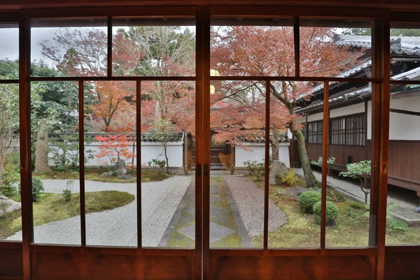 Il giardino di Shinsho gokuraku ji ad autunno — Foto Stock