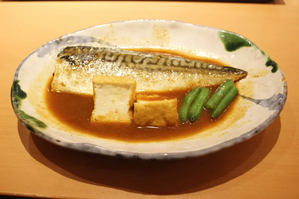 Makrela vařená na jídlo na dřevěný stůl — Stock fotografie
