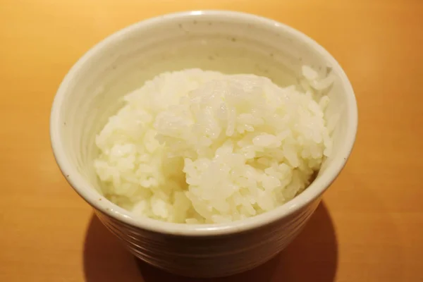 백색 뒤 지상에 그릇에 쌀 — 스톡 사진