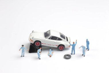 bir araba ve bir traktör tamiri mini mekaniği