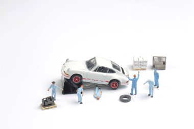 bir araba ve bir traktör tamiri mini mekaniği