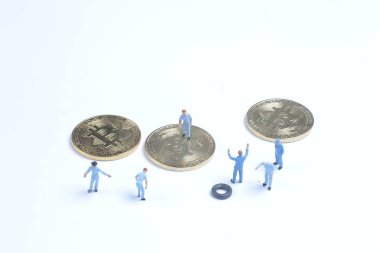 bir araba ve bir traktör tamiri mekaniği