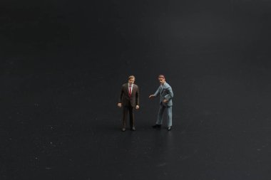 busines bazıları koyu arka plan ile sahnede 