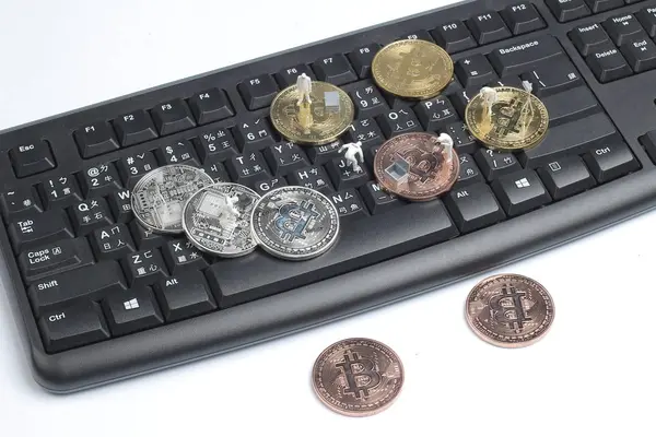 Het graven Mining Golden bitcoins op toetsenbord — Stockfoto