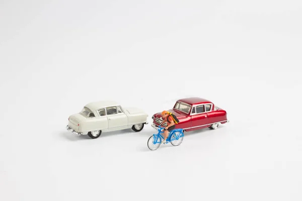 Kleine figuur en speelgoed auto en fiets — Stockfoto