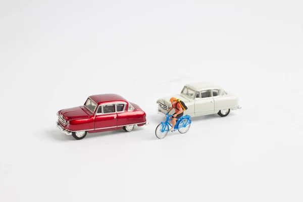 Pequena figura e brinquedo carro e bicicleta — Fotografia de Stock