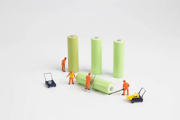 Team figuur verwijdering van recycle oude batterijen. — Stockfoto