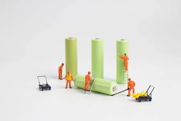Team figuur verwijdering van recycle oude batterijen. — Stockfoto