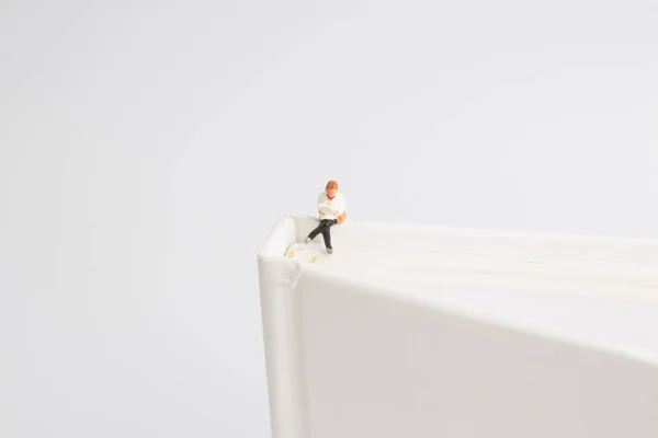 De pret van mini figuur op boek lezen — Stockfoto