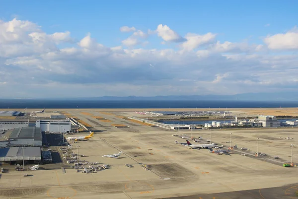 Blick auf das Flugzeugfenster des Kix-Flughafens — Stockfoto