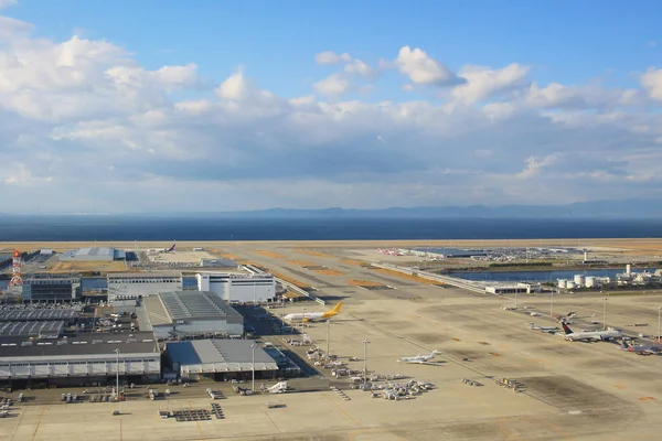 Vista na janela do avião do aeroporto de Kix — Fotografia de Stock