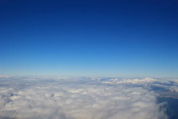Nuages blancs dans le ciel depuis la vue aérienne — Photo