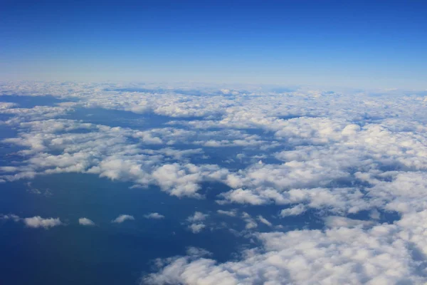 Nubes blancas en el cielo desde la vista del aire — Foto de Stock