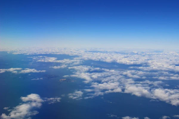 Białe chmury na niebie z lotu ptaka — Zdjęcie stockowe