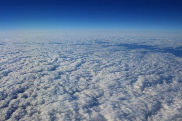 Nuages blancs dans le ciel depuis la vue aérienne — Photo