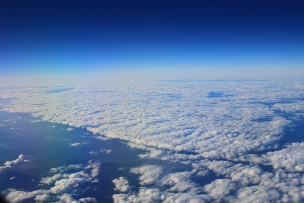 Nubes blancas en el cielo desde la vista del aire — Foto de Stock