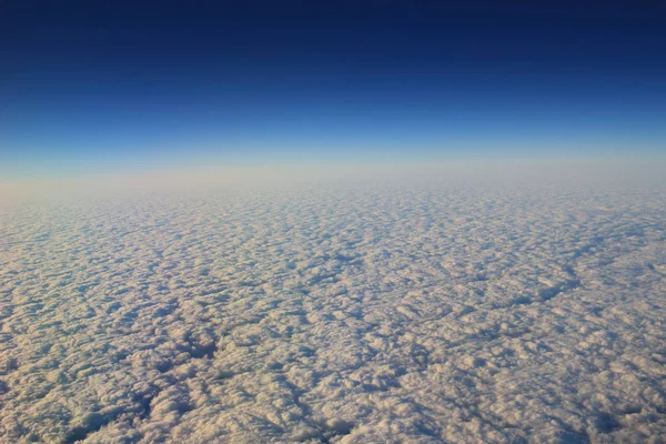 O céu azul e a nuvem da vista aérea — Fotografia de Stock