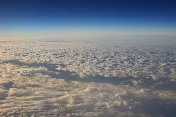 Δείτε και το γαλάζιο του ουρανού και το σύννεφο από τον αέρα — Φωτογραφία Αρχείου
