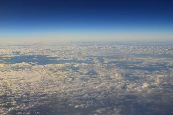 Голубое небо и облако с видом с воздуха — стоковое фото