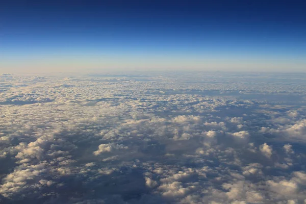 El cielo azul y la nube desde la vista aérea — Foto de Stock