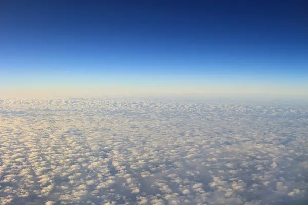 El cielo azul y la nube desde la vista aérea — Foto de Stock