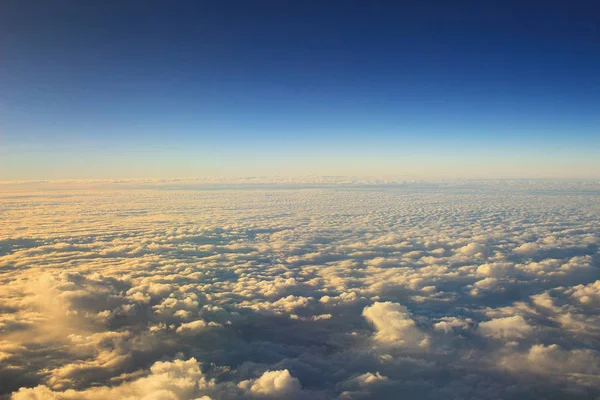 Ciel bleu avec gros plan nuageux et lumière du soleil — Photo