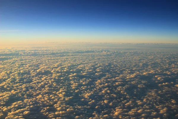 Modrá obloha s oblačným detailem a slunečním světlem — Stock fotografie