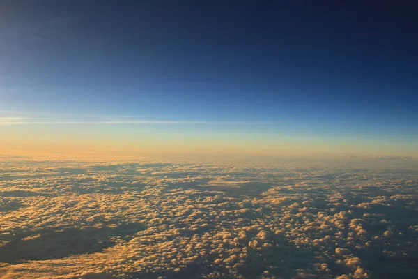 Ciel bleu avec gros plan nuageux et lumière du soleil — Photo