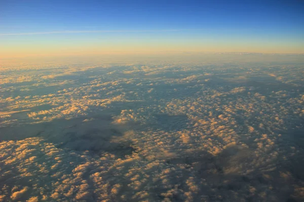Μπλε ουρανός με σύννεφο closeup και το φως του ήλιου — Φωτογραφία Αρχείου