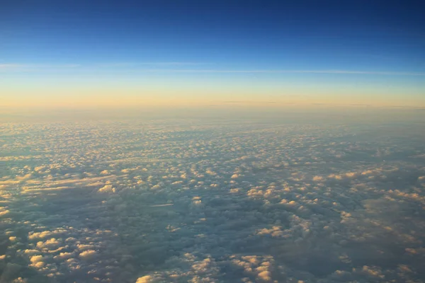 Ciel bleu avec gros plan nuageux et lumière du soleil — Photo