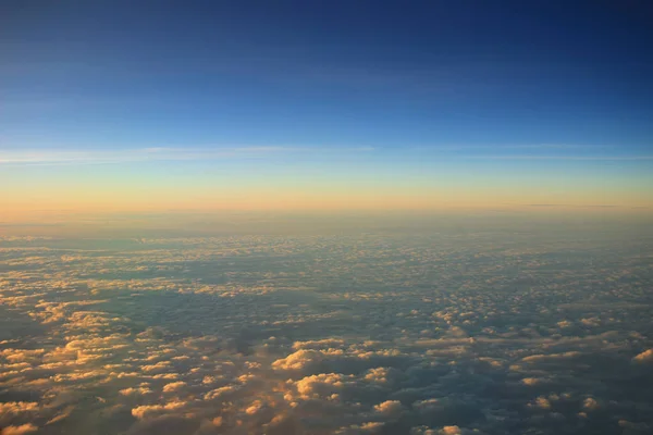 Cielo blu con nuvola primo piano e luce solare — Foto Stock