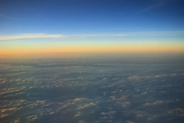 Cielo azul con primer plano de nubes y luz solar —  Fotos de Stock