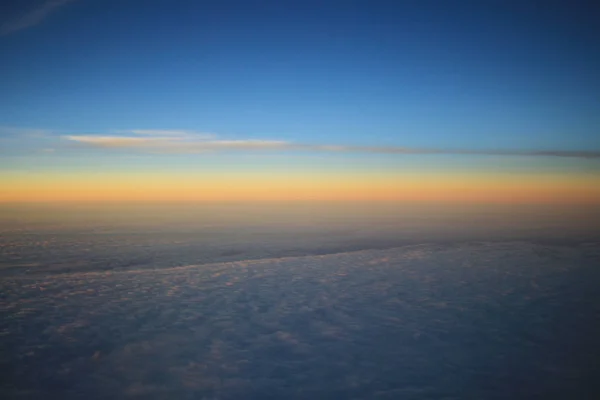 Solen nedgång vy från flygplansfönstret — Stockfoto