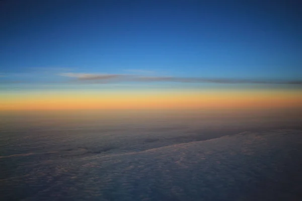 La Vista del Atardecer desde la Ventana del Avión — Foto de Stock