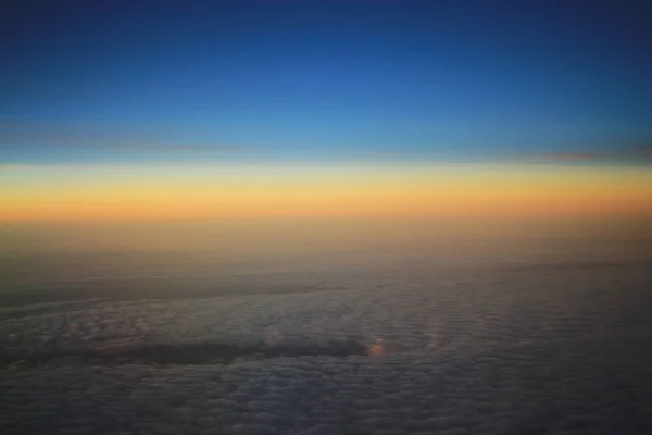 Güneş, uçak penceresinden batıyor. — Stok fotoğraf